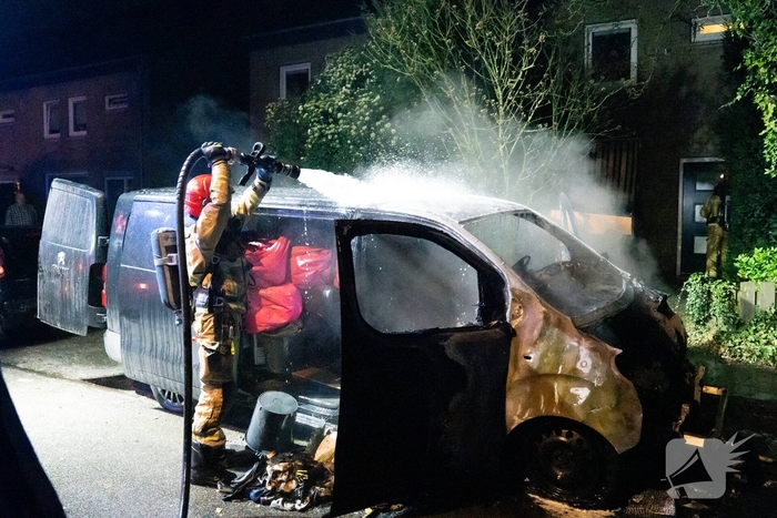 Auto volledig verwoest door brand