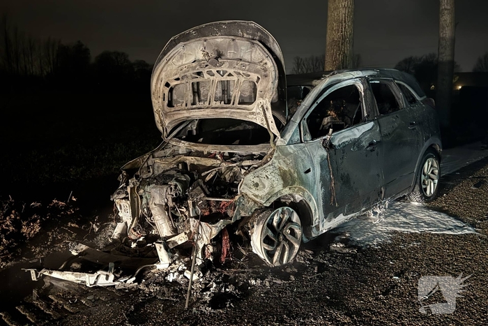 Auto vliegt tijdens rijden in brand