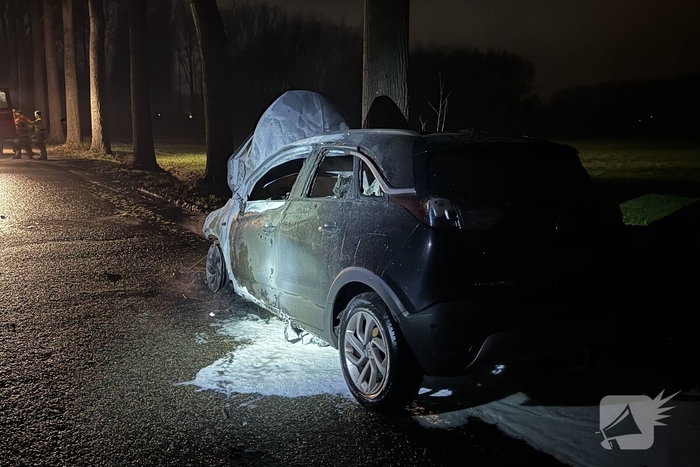 Auto vliegt tijdens rijden in brand