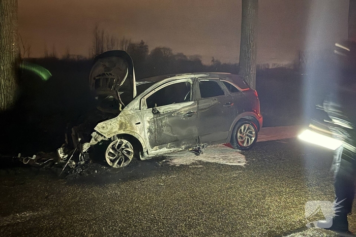 Auto vliegt tijdens rijden in brand