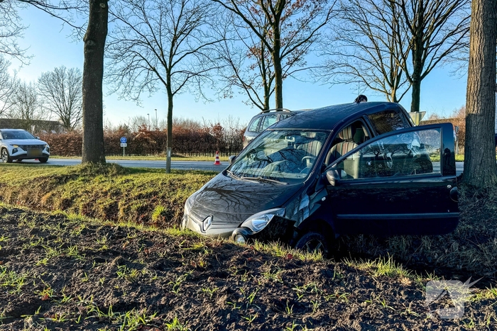 Aanrijding met twee voertuigen leidt tot wegafsluiting