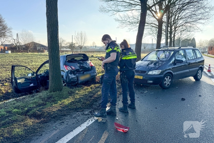 Aanrijding met twee voertuigen leidt tot wegafsluiting