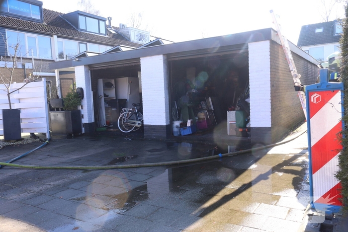 Brandweer stelt gasflessen veilig bij brand