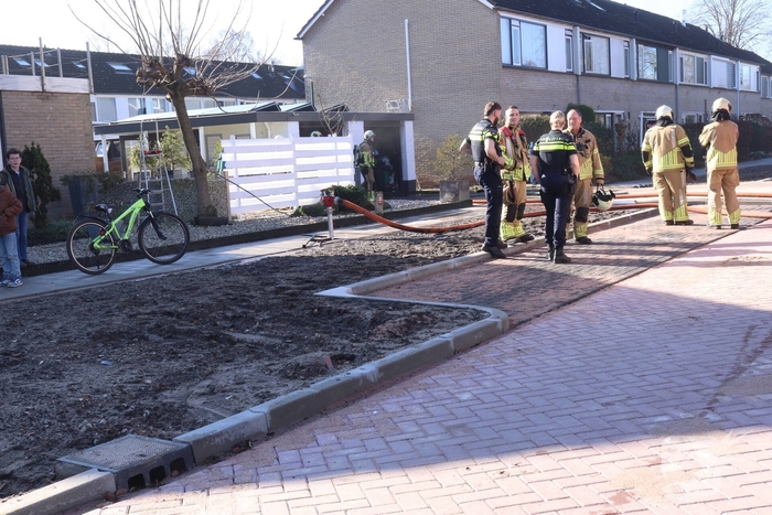 Brandweer stelt gasflessen veilig bij brand