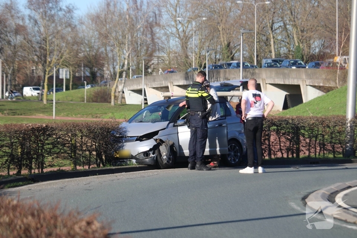 Brommobiel belandt in bosjes na botsing
