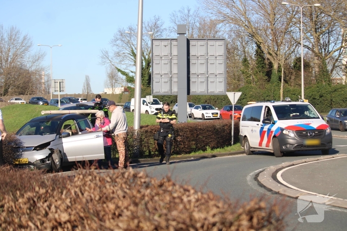 Brommobiel belandt in bosjes na botsing