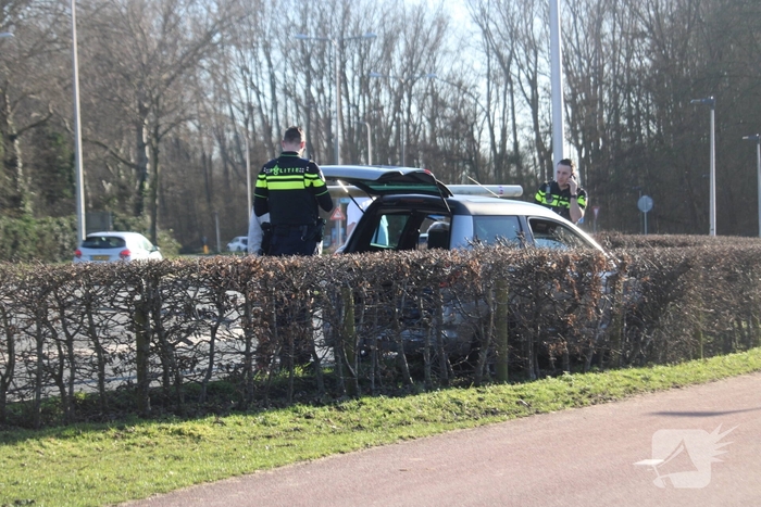 Brommobiel belandt in bosjes na botsing