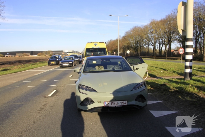 Fietser aangereden door auto na mogelijk negeren verkeerslicht