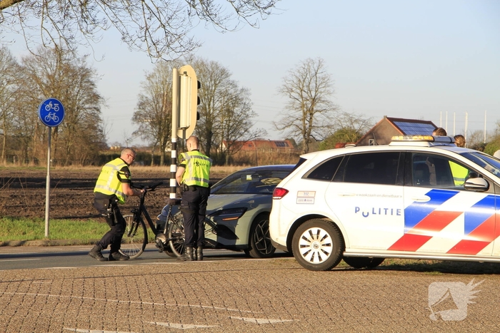 Fietser aangereden door auto na mogelijk negeren verkeerslicht