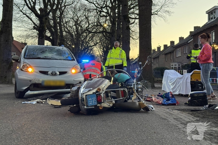Scooterrijder gewond bij aanrijding met auto