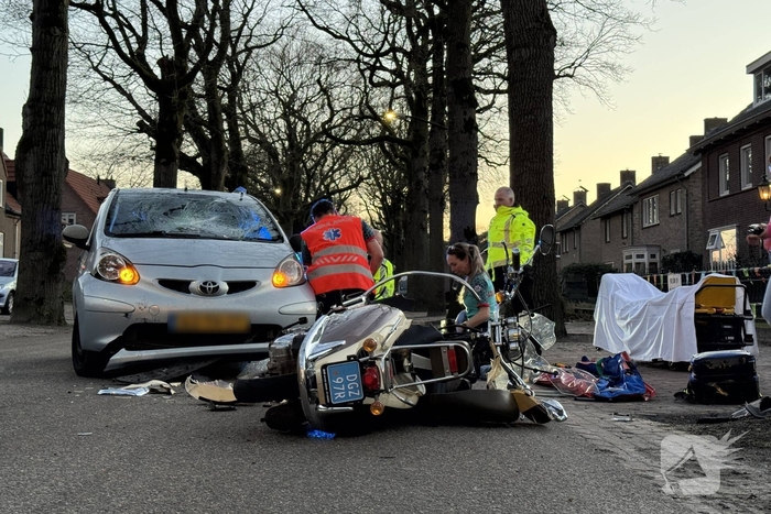 Scooterrijder gewond bij aanrijding met auto