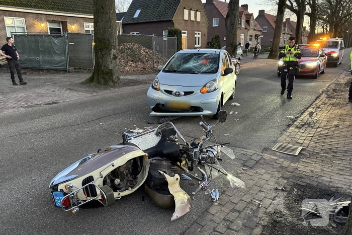 Scooterrijder gewond bij aanrijding met auto