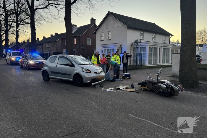 Scooterrijder gewond bij aanrijding met auto