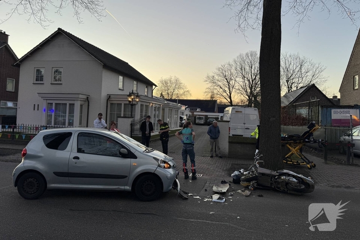 Scooterrijder gewond bij aanrijding met auto