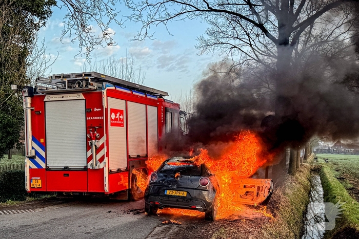Auto brandt volledig uit na brandlucht
