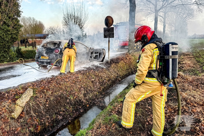 Auto brandt volledig uit na brandlucht