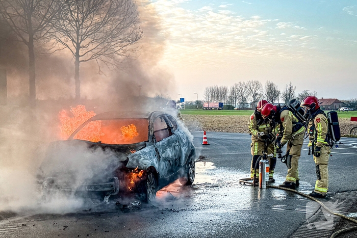 Auto brandt volledig uit na brandlucht