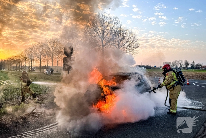 Auto brandt volledig uit na brandlucht