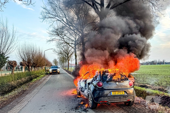 Auto brandt volledig uit na brandlucht