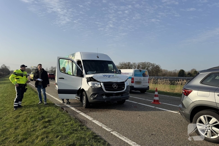 Kettingbotsing veroorzaakt verkeershinder op drukke weg
