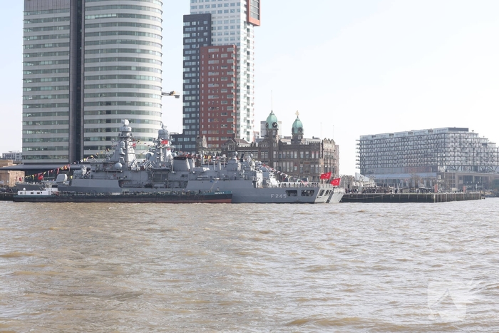 Turkse marineschepen zorgen voor veel bekijks