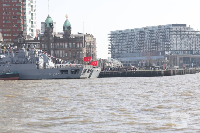 Turkse marineschepen zorgen voor veel bekijks