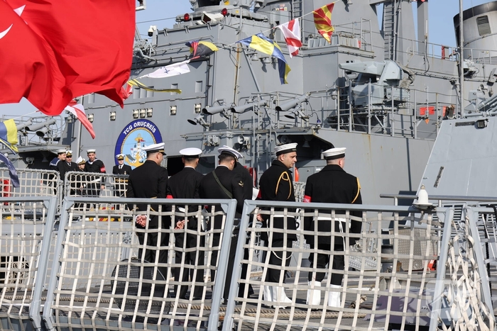 Turkse marineschepen zorgen voor veel bekijks