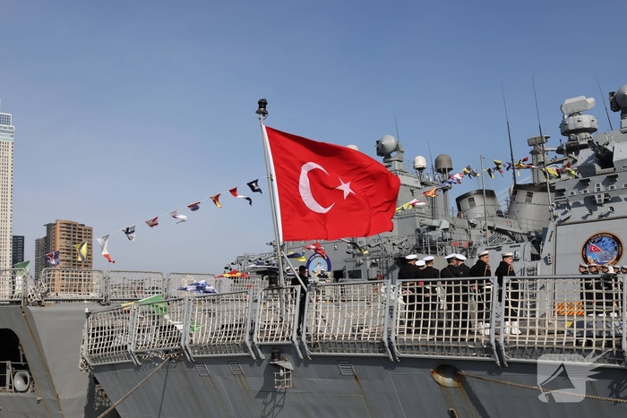 Turkse marineschepen zorgen voor veel bekijks