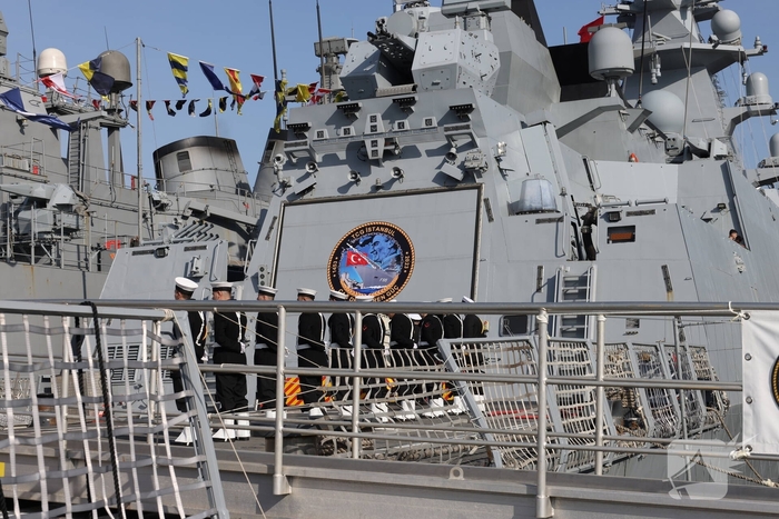 Turkse marineschepen zorgen voor veel bekijks