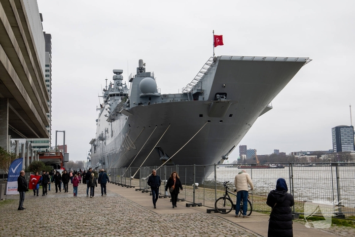 Turkse marineschepen zorgen voor veel bekijks