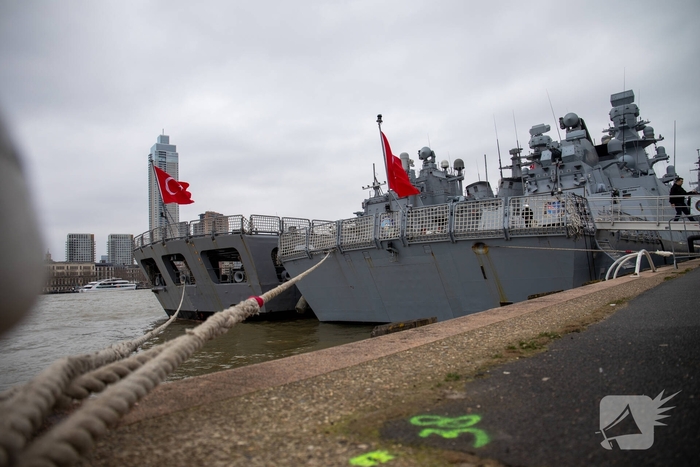 Turkse marineschepen zorgen voor veel bekijks