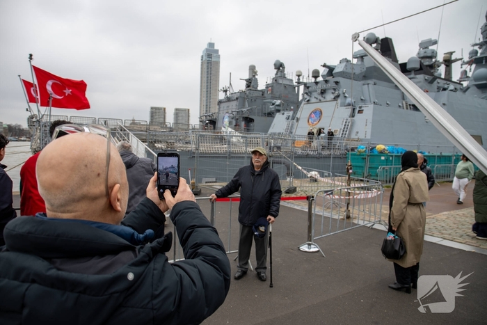 Turkse marineschepen zorgen voor veel bekijks