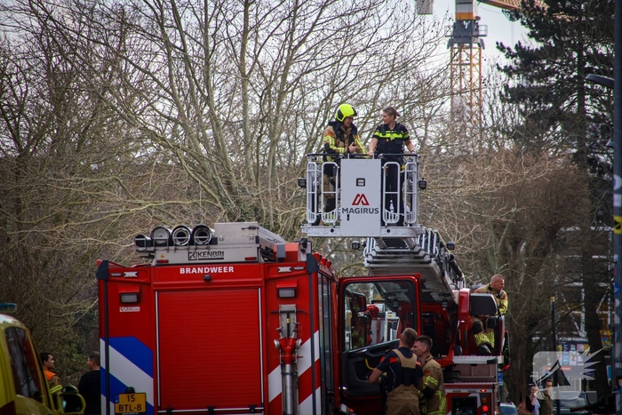 Hulpdiensten halen persoon van dak