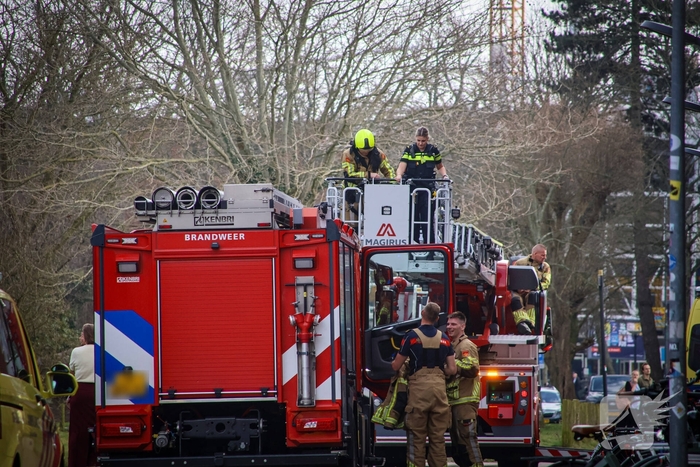 Hulpdiensten halen persoon van dak