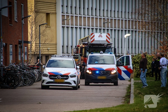 Hulpdiensten halen persoon van dak