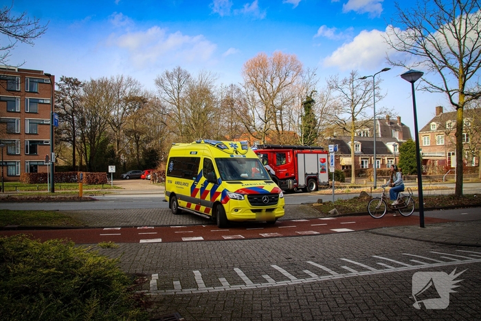 Hulpdiensten halen persoon van dak
