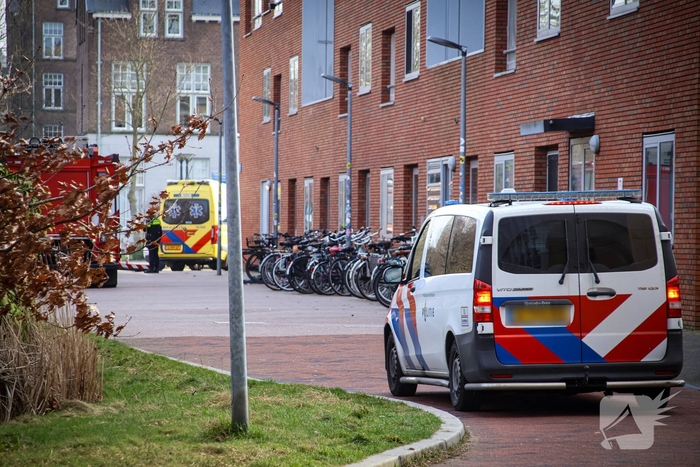 Hulpdiensten halen persoon van dak