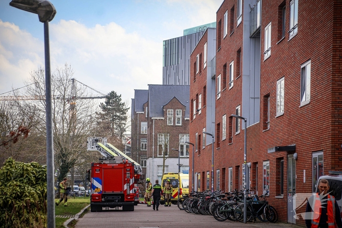 Hulpdiensten halen persoon van dak