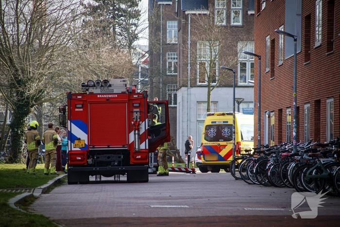 Hulpdiensten halen persoon van dak