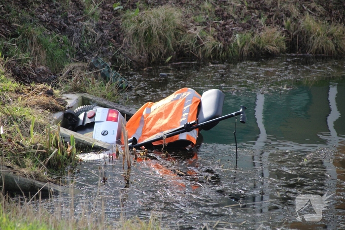Scootmobiel belandt in het water met oudere bestuurder