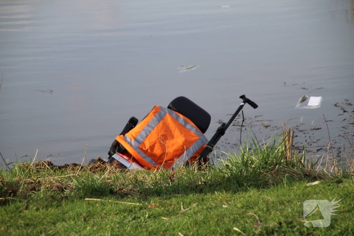 Scootmobiel belandt in het water met oudere bestuurder