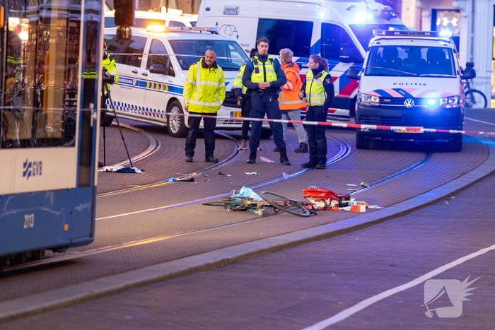 Fietser zwaargewond bij aanrijding met trams