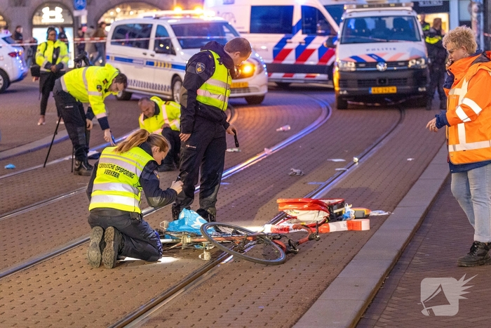 Fietser zwaargewond bij aanrijding met trams