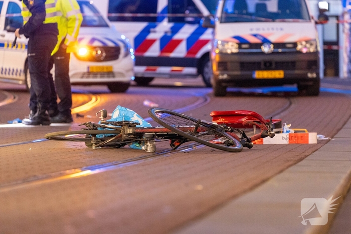 Fietser zwaargewond bij aanrijding met trams