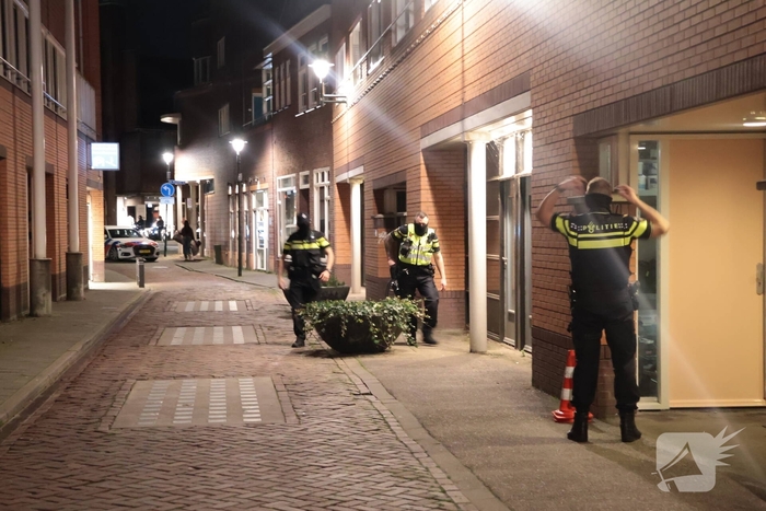 Straat afgesloten door politieagenten