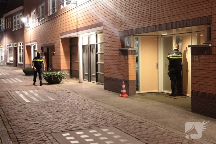 Straat afgesloten door politieagenten