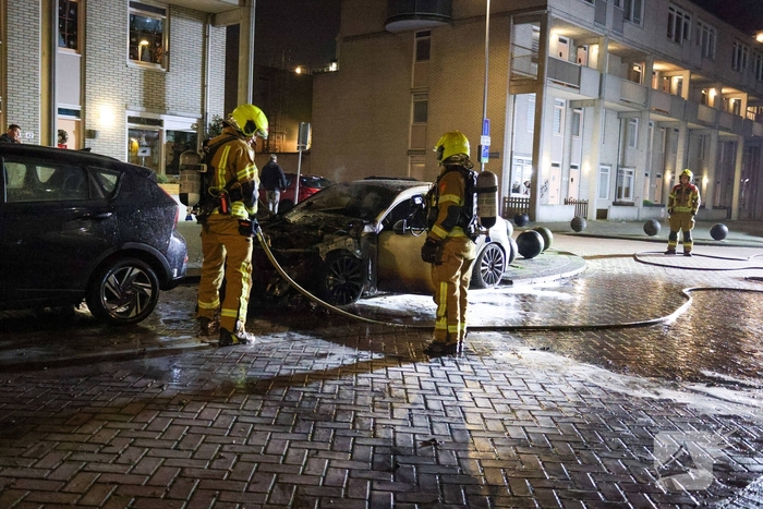 Auto volledig uitgebrand na vermoedelijke brandstichting