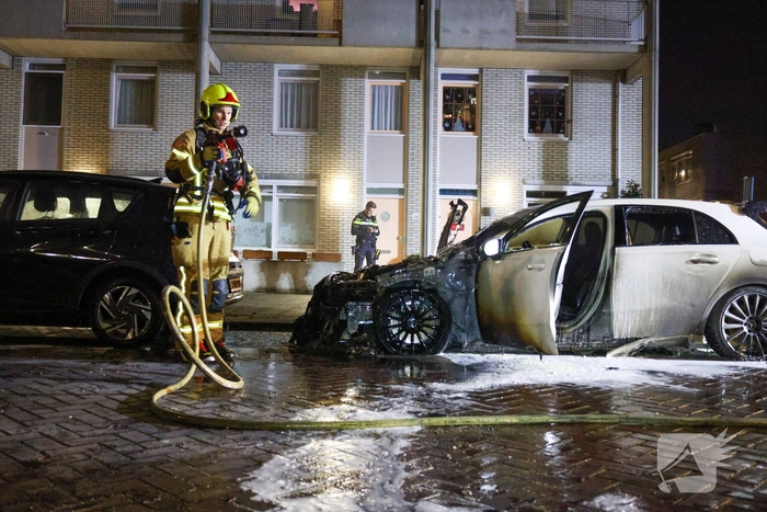 Auto volledig uitgebrand na vermoedelijke brandstichting