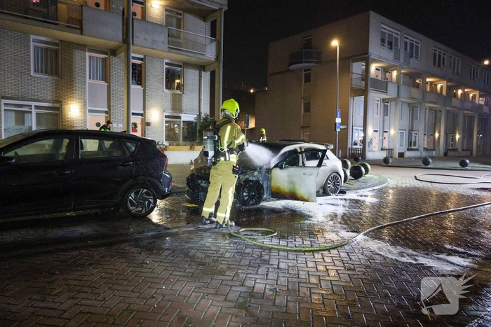 Auto volledig uitgebrand na vermoedelijke brandstichting