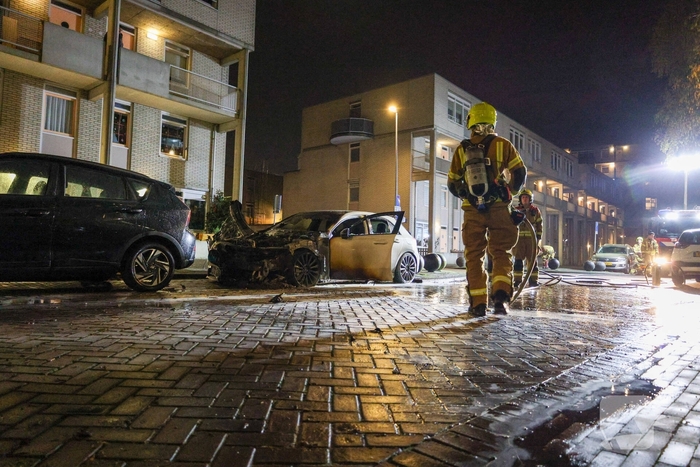 Auto volledig uitgebrand na vermoedelijke brandstichting